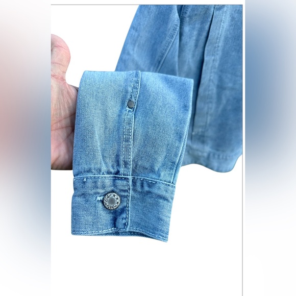 Free people jean jacket size XS excellent condition stone wash excellent cond. - Picture 3 of 5